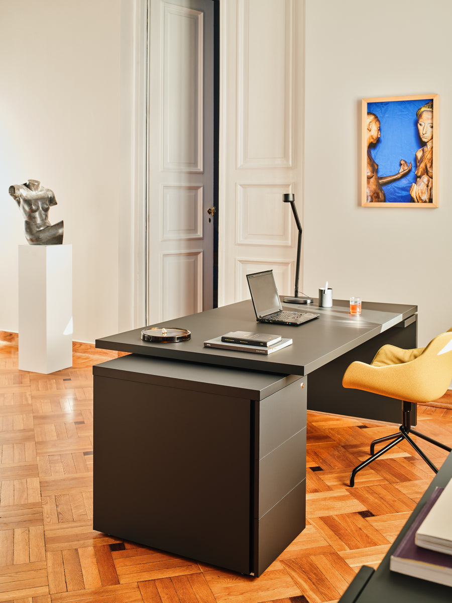 Mito Fenix MITF3P - Chefschreibtisch in FENIX Schwarz Matt präsentiert im Onlineshop von KAQTU Design AG. Schreibtisch ist von Mdd