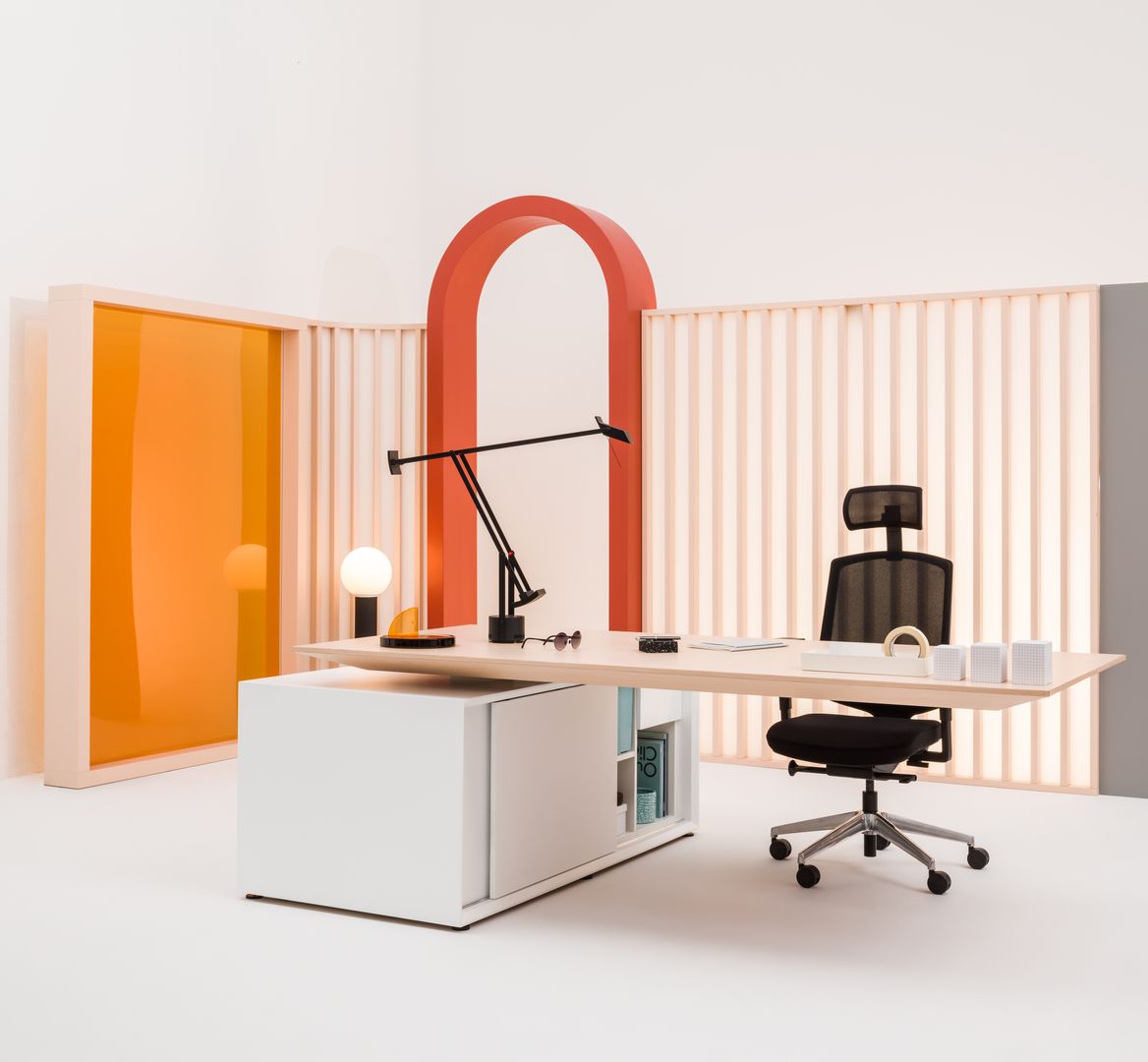 Gravity GAV1L - Chefschreibtisch mit Höhenverstellung in Furnier Amerkian. Nussbaum präsentiert im Onlineshop von KAQTU Design AG. Schreibtisch ist von Mdd
