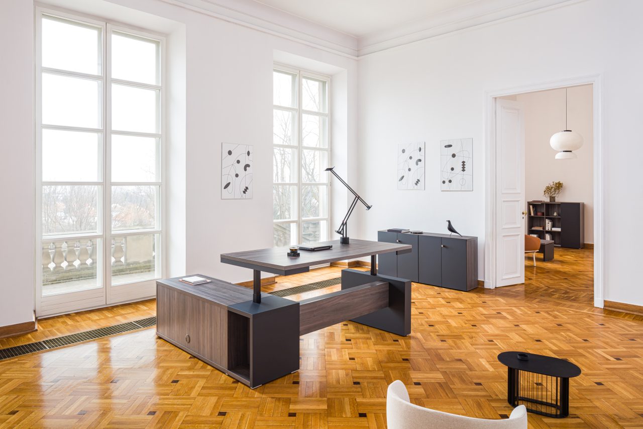 Mito MIT1RP - Chefschreibtisch mit Höhenverstellung in Bernsteineiche präsentiert im Onlineshop von KAQTU Design AG. Schreibtisch ist von Mdd