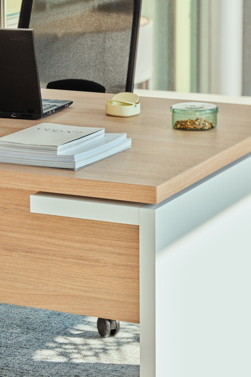 Mito MIT4 - Chefschreibtisch in Bernsteineiche präsentiert im Onlineshop von KAQTU Design AG. Schreibtisch ist von Mdd