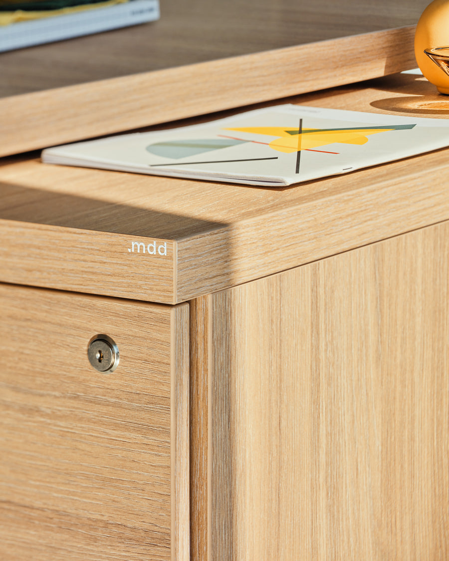 Mito MIT3KDP - Chefschreibtisch in Bernsteineiche präsentiert im Onlineshop von KAQTU Design AG. Schreibtisch ist von Mdd