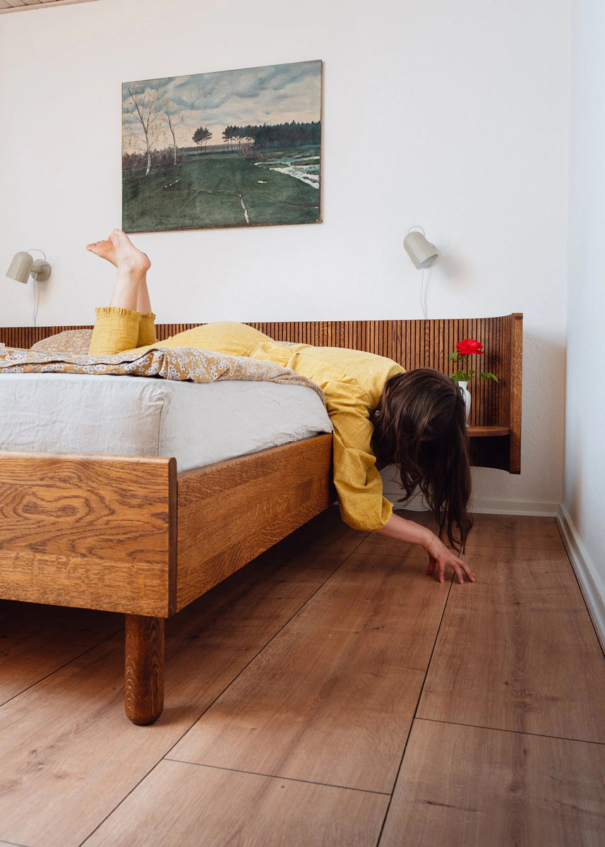 Hug HGB140 - Holzbett in Eiche Natur präsentiert im Onlineshop von KAQTU Design AG. Bett ist von Tamo