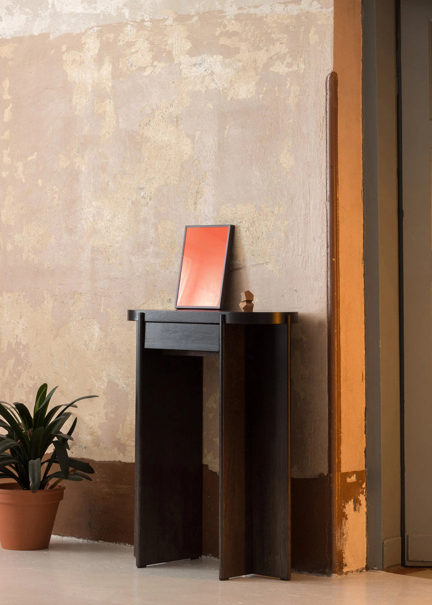 Kiru KIRK01 - Konsole in Eiche Kobalt präsentiert im Onlineshop von KAQTU Design AG. Konsolentisch ist von Tamo