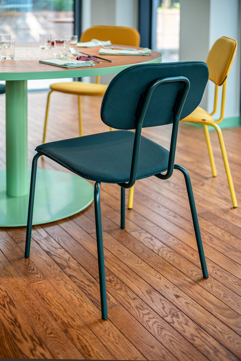 New School N1N01F - gepolsterter Stuhl mit 4-Bein-Gestell in  präsentiert im Onlineshop von KAQTU Design AG. Stuhl ist von Mdd