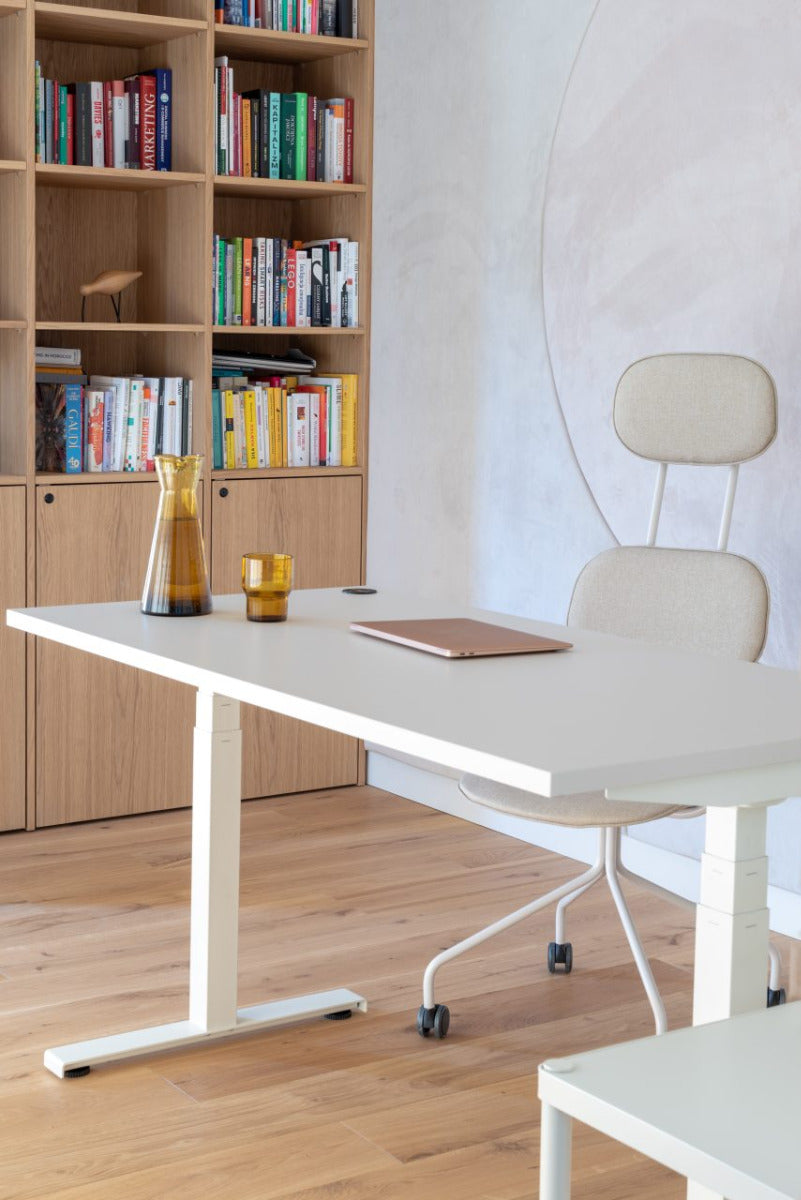 Ogi Drive  BOD56 - Schreibtisch elektrisch höhenverstellbar, zweimotoriges Gestell in Honigeiche präsentiert im Onlineshop von KAQTU Design AG. Schreibtisch ist von Mdd