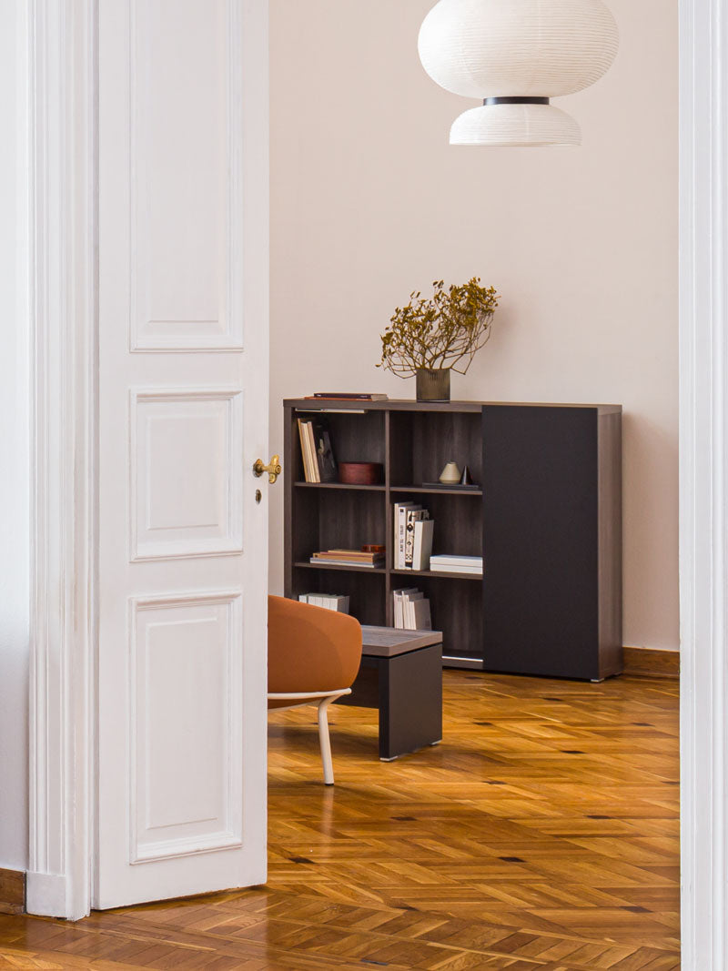 Mito MIT5 - Chefzimmerschrank in Bernsteineiche präsentiert im Onlineshop von KAQTU Design AG. Büroschrank ist von Mdd