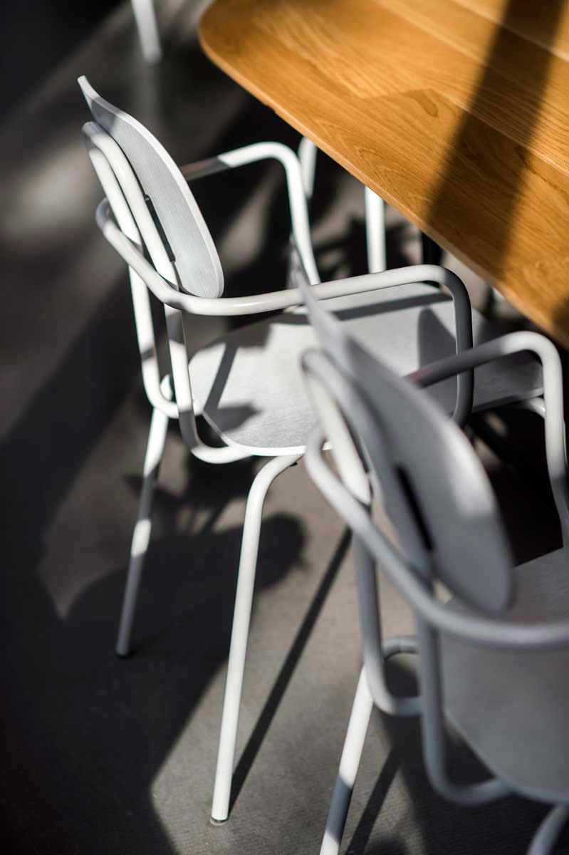 New School N1N01 - Stuhl aus Sperrholz mit 4-Bein-Gestell in  präsentiert im Onlineshop von KAQTU Design AG. Stuhl ist von Mdd
