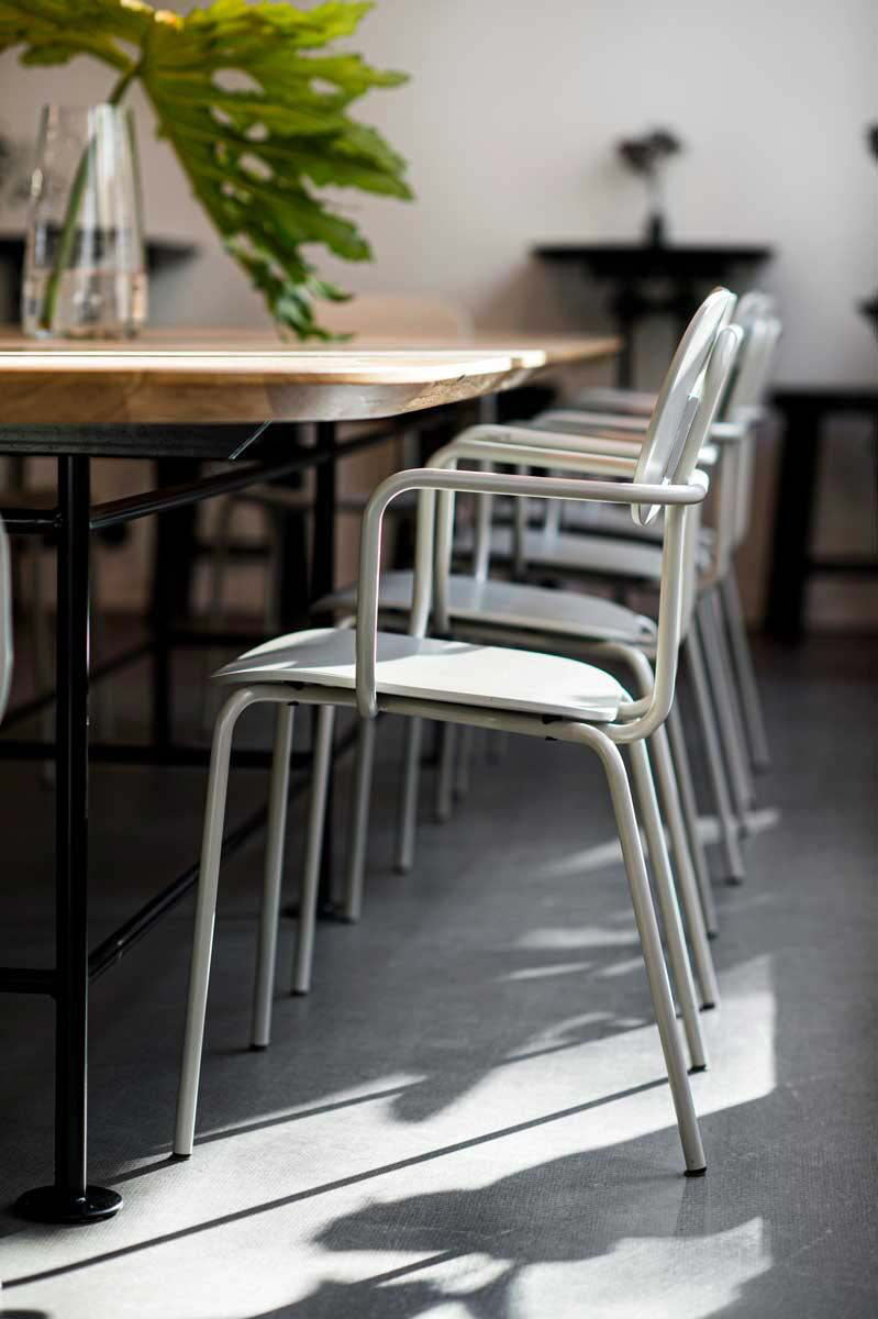 New School N1N01 - Stuhl aus Sperrholz mit 4-Bein-Gestell in  präsentiert im Onlineshop von KAQTU Design AG. Stuhl ist von Mdd