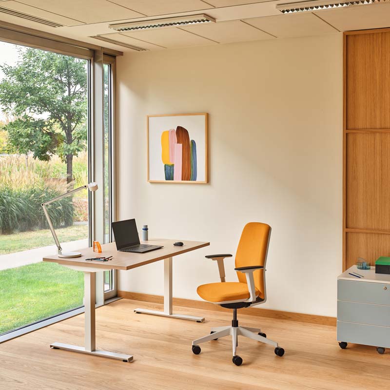 Ogi T BOT60 - Schreibtisch in Honigeiche präsentiert im Onlineshop von KAQTU Design AG. Schreibtisch ist von Mdd