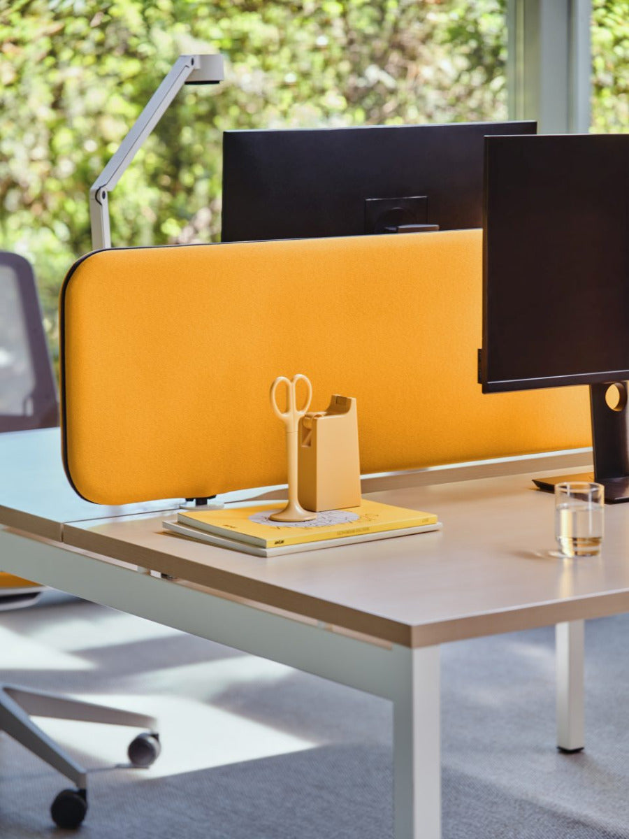 Ogi Y BOY03E2 - Schreibtisch in Honigeiche präsentiert im Onlineshop von KAQTU Design AG. Schreibtisch ist von Mdd