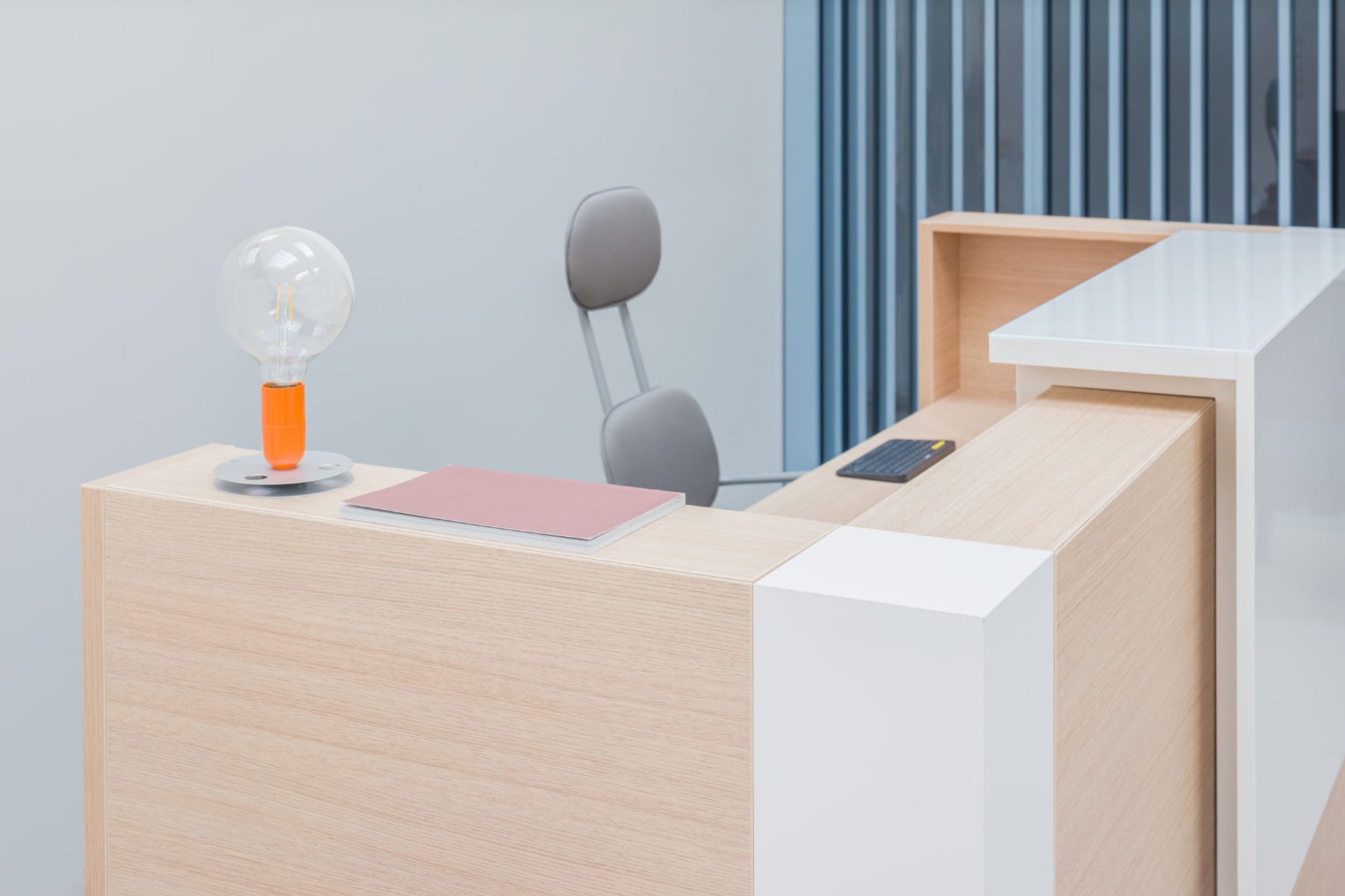 Tera TRA29 - modulare Empfangstheke in Eiche Grau präsentiert im Onlineshop von KAQTU Design AG. Empfangsdesk ist von Mdd