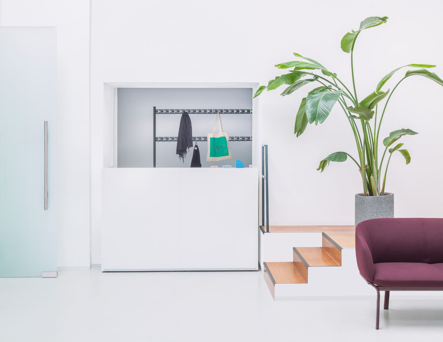 Tera TRA18 - modulare Empfangstheke in Eiche Grau präsentiert im Onlineshop von KAQTU Design AG. Empfangsdesk ist von Mdd