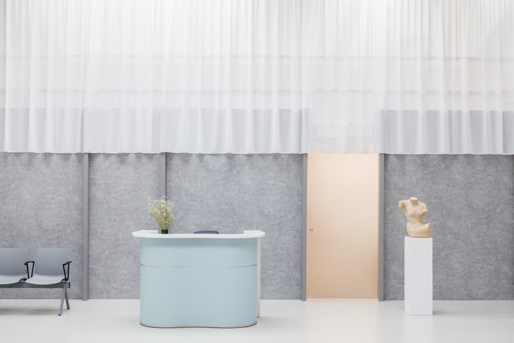 Wave LUV39L - Empfangstheke mit organischer Front in Weiss Pastell präsentiert im Onlineshop von KAQTU Design AG. Empfangsdesk ist von Mdd
