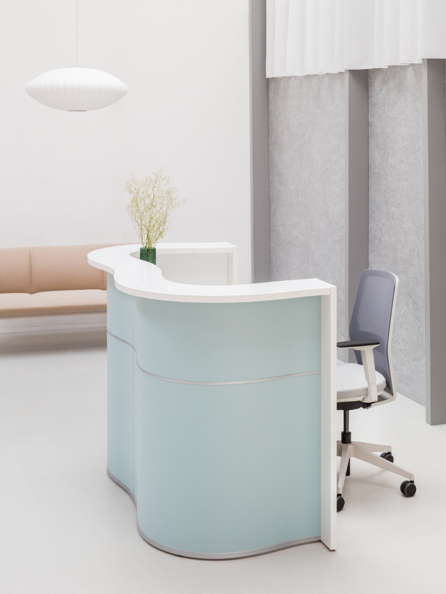 Wave LUV451L - Empfangstheke mit organischer Front in Weiss Pastell präsentiert im Onlineshop von KAQTU Design AG. Empfangsdesk ist von Mdd