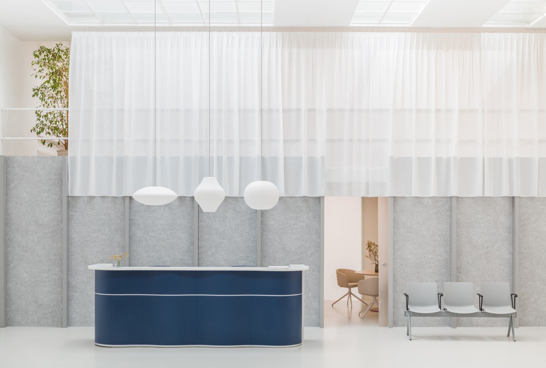 Wave LUV13 - Empfangstheke mit organischer Front in Weiss Pastell präsentiert im Onlineshop von KAQTU Design AG. Empfangsdesk ist von Mdd