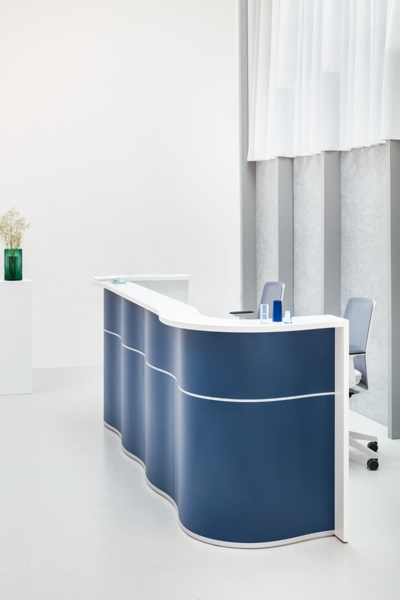 Wave LUV35 - Empfangstheke mit organischer Front in Weiss Pastell präsentiert im Onlineshop von KAQTU Design AG. Empfangsdesk ist von Mdd