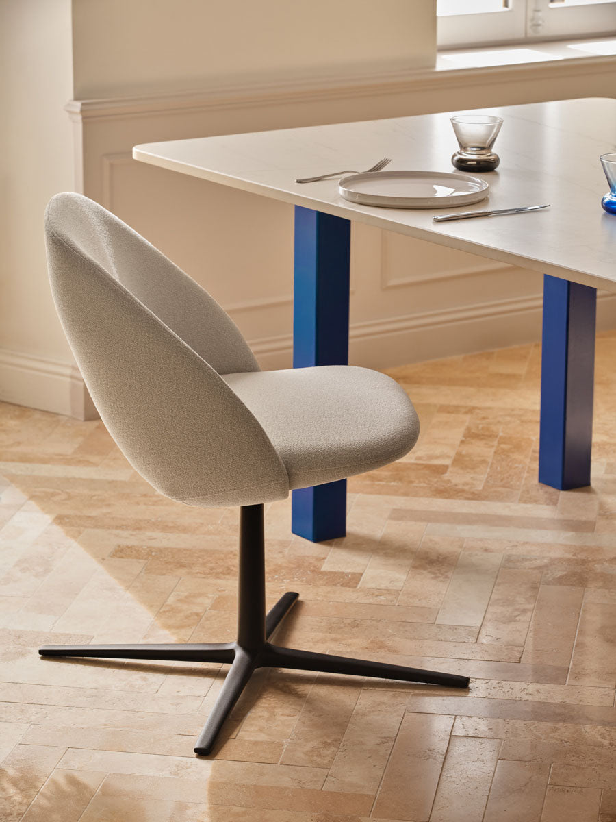Paralel PR1P21 - Loungesessel mit Drehgestell in Umbra präsentiert im Onlineshop von KAQTU Design AG. Drehsessel ist von Mdd