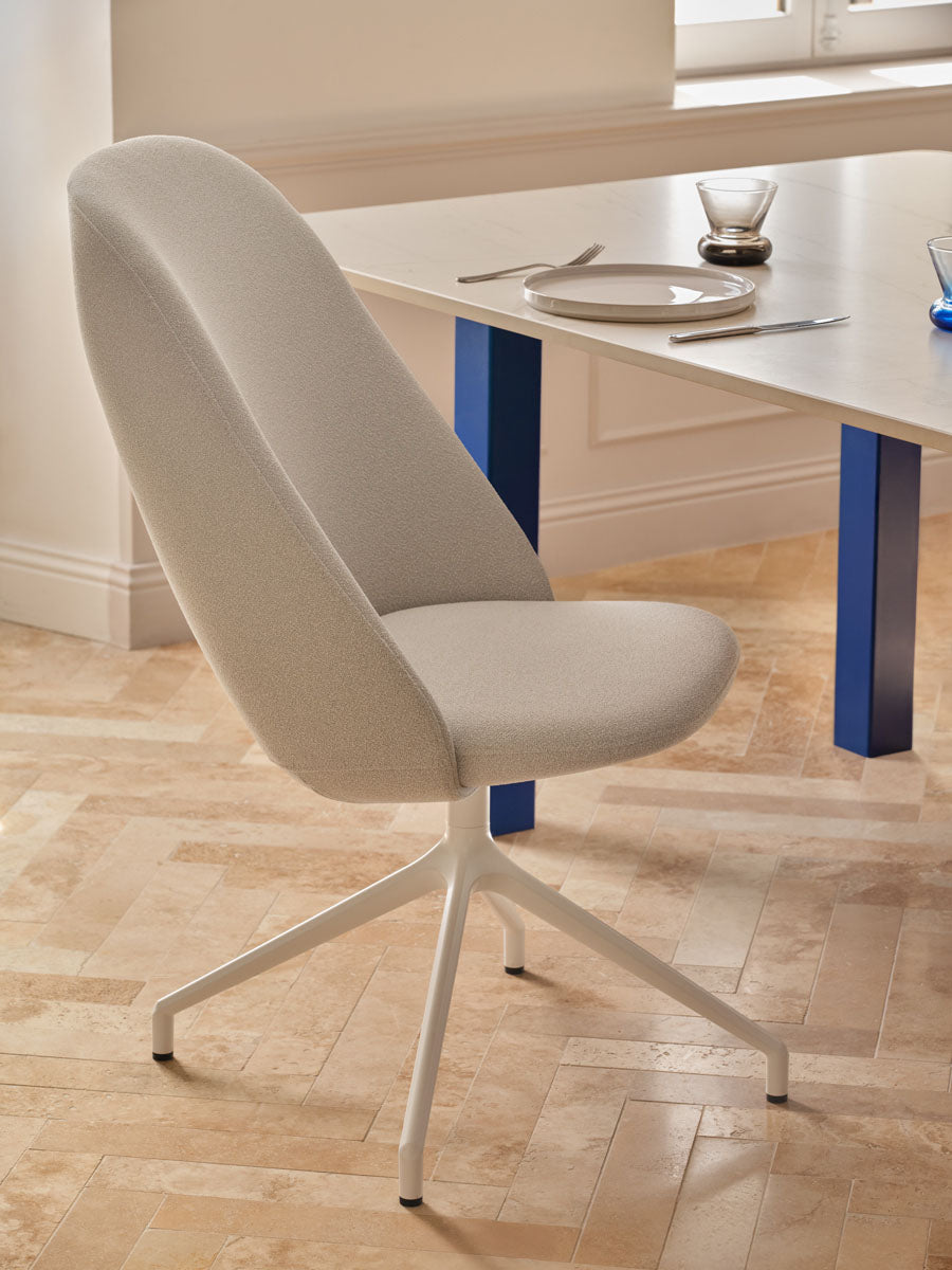 Paralel PR1P19K - Konferenzsessel mit Drehgestell in Ziegelrot präsentiert im Onlineshop von KAQTU Design AG. Drehsessel ist von Mdd