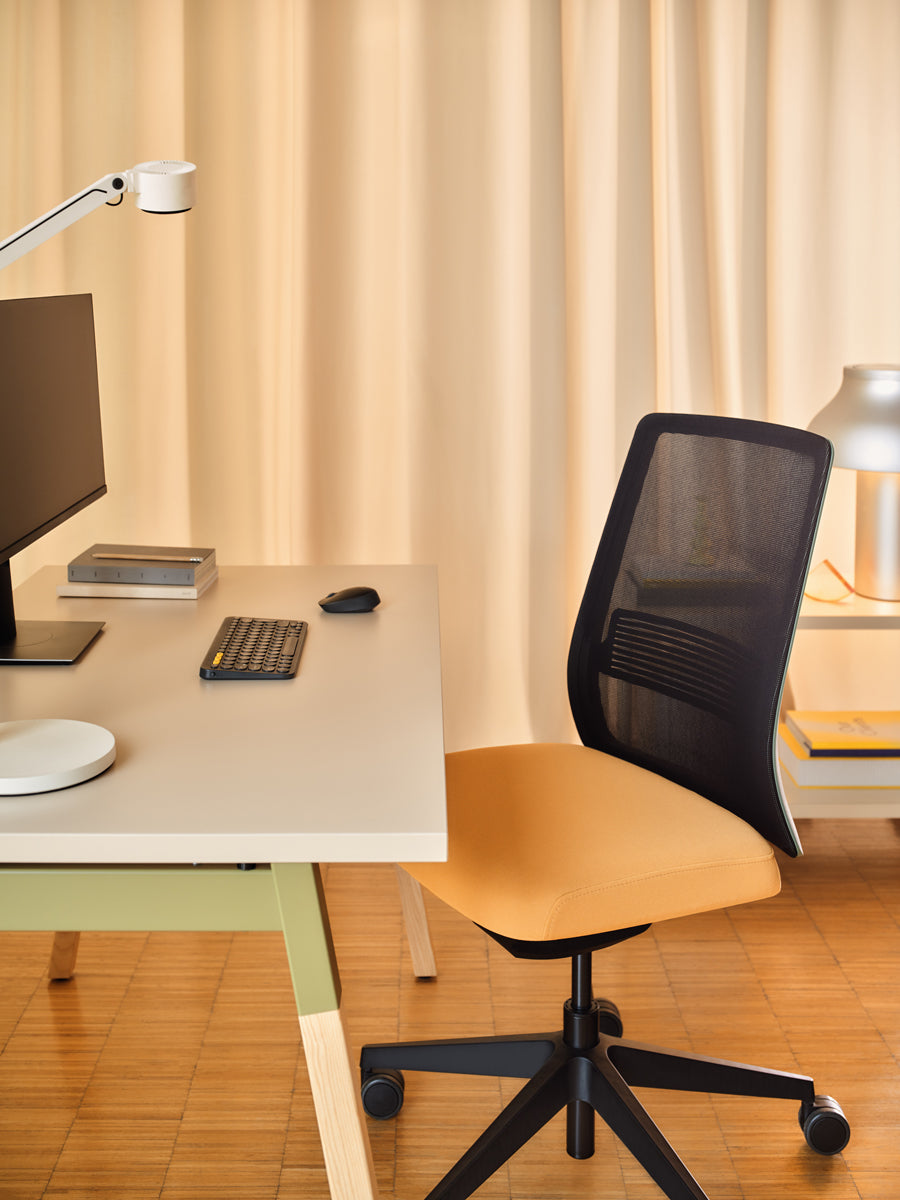 Ogi W BOW16 - Schreibtisch in Honigeiche präsentiert im Onlineshop von KAQTU Design AG. Schreibtisch ist von Mdd