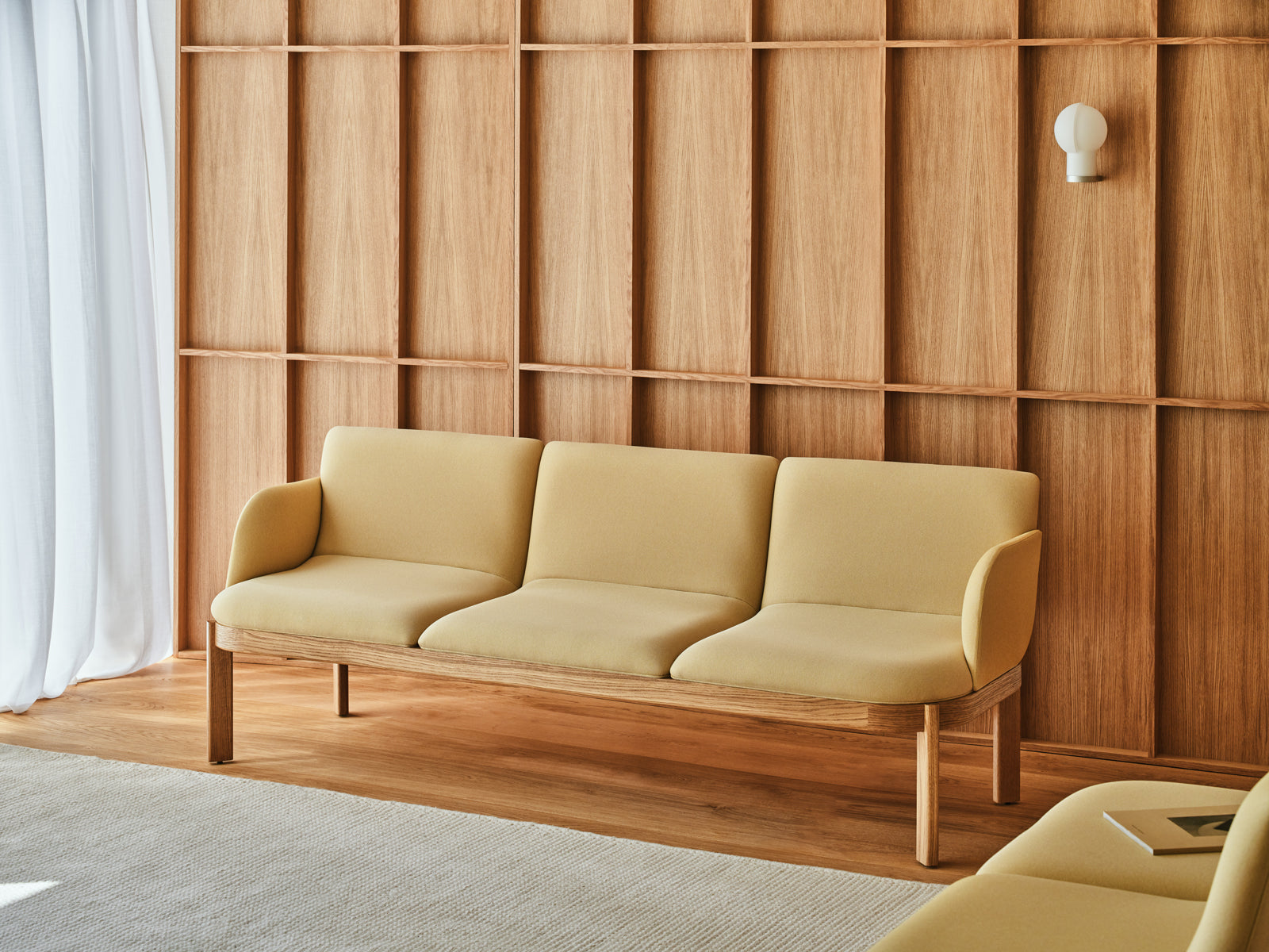 Ramp RMP325 - Sofa in Vanille präsentiert im Onlineshop von KAQTU Design AG. 3er Sofa ist von Mdd