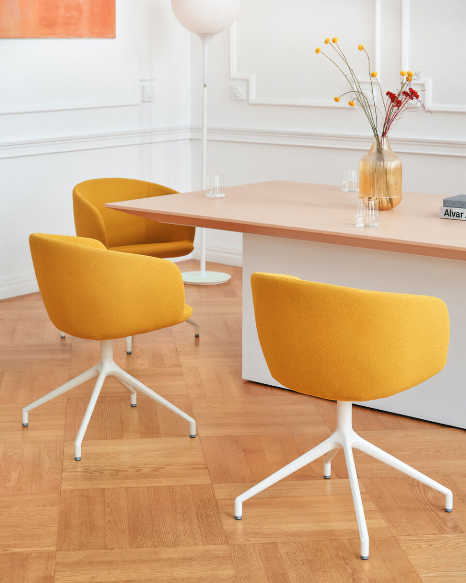 Grace GRP19 - Stuhl Drehbasis in Grau präsentiert im Onlineshop von KAQTU Design AG. Drehstuhl ist von Mdd