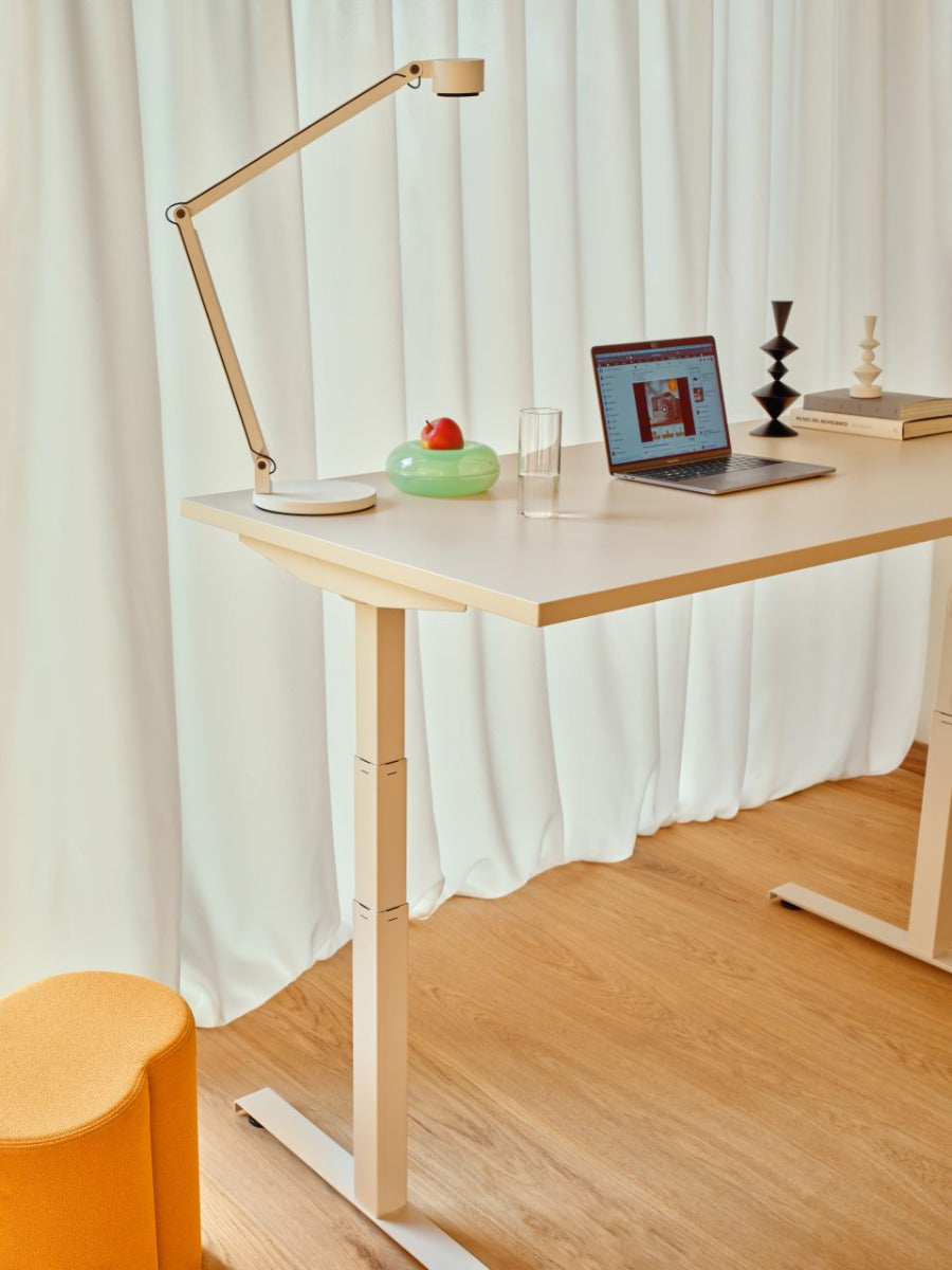 Ogi Drive  BODK70 - Schreibtisch elektrisch höhenverstellbar, zweimotoriges Gestell in Honigeiche präsentiert im Onlineshop von KAQTU Design AG. Schreibtisch ist von Mdd