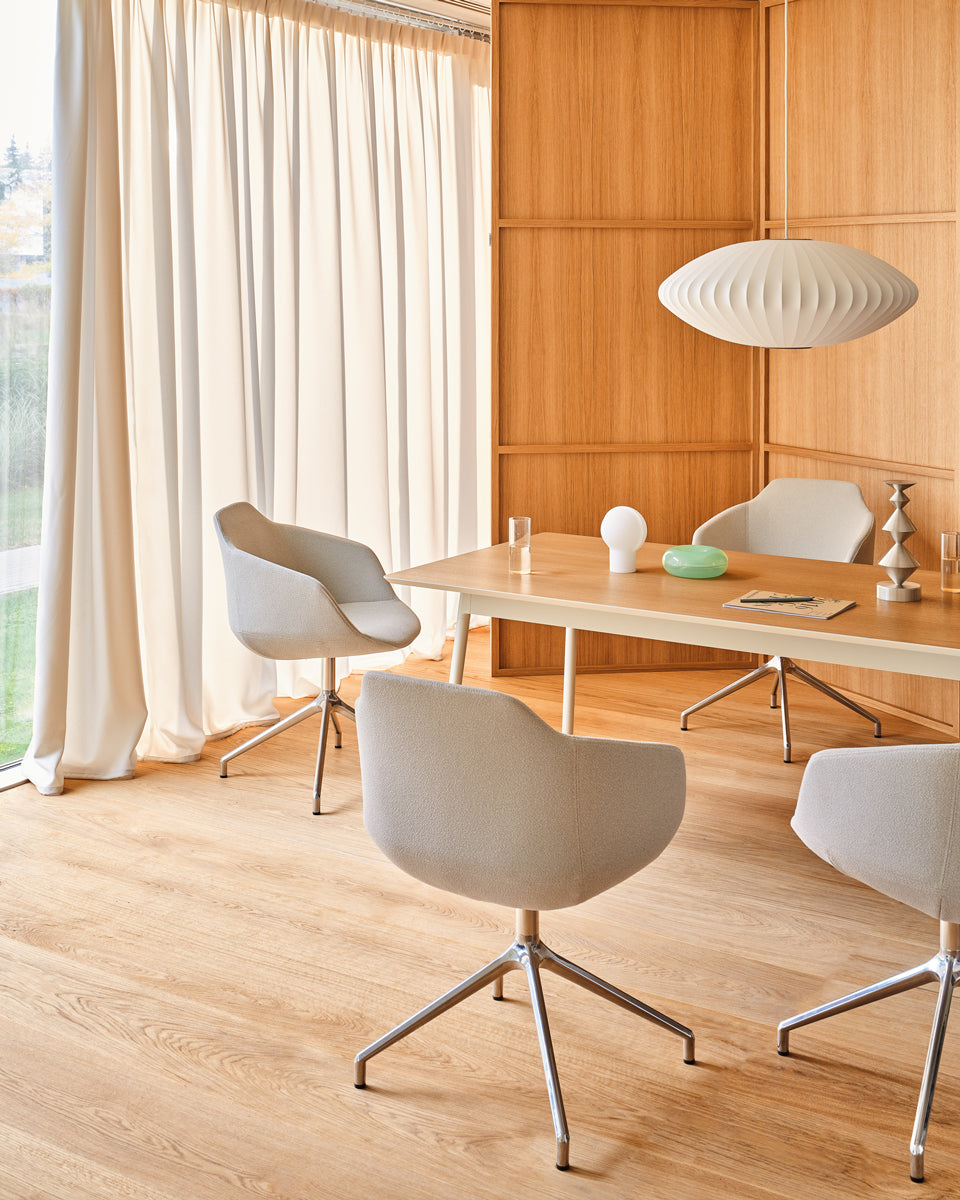 Ultra UFBPP19K - Stuhl mit poliertem Aluminiumgestell in Blau präsentiert im Onlineshop von KAQTU Design AG. Dreh-Schalenstuhl mit Rollen ist von Mdd