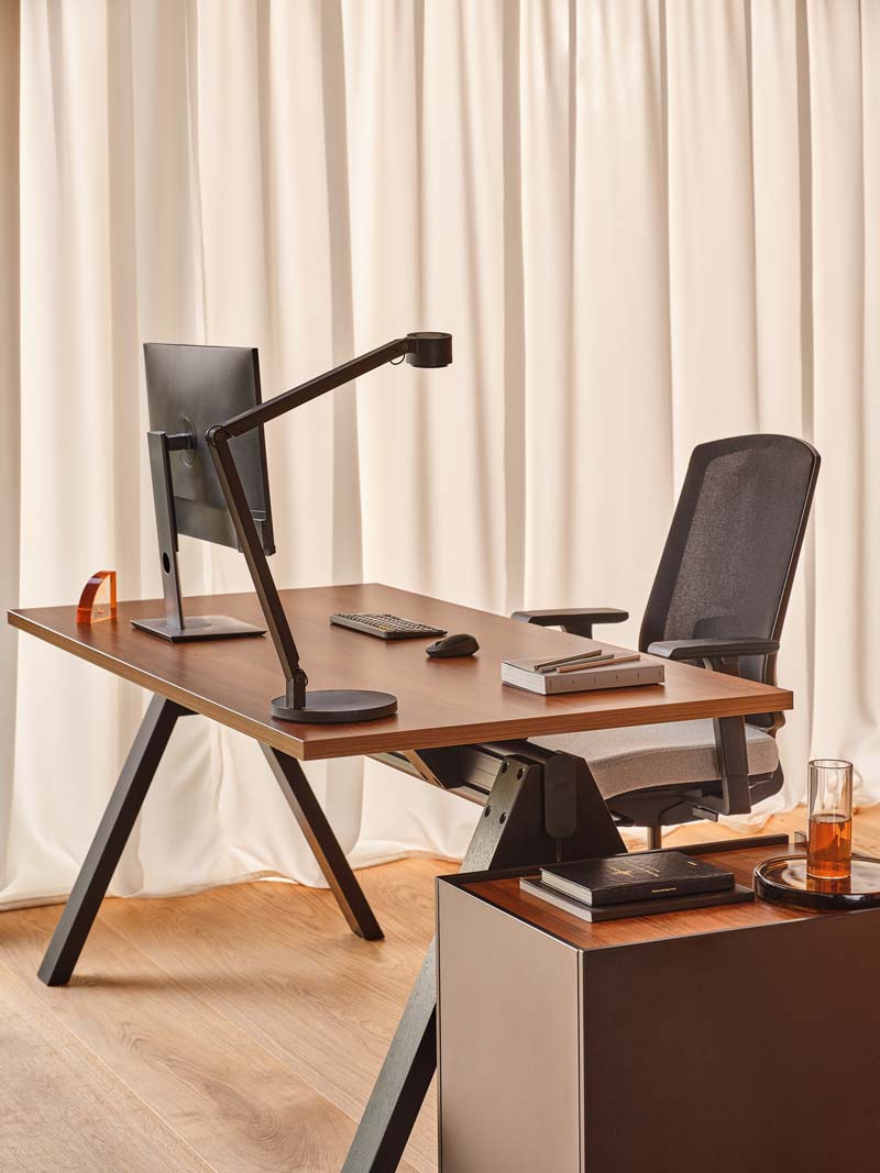 Viga V18 - Schreibtisch in FENIX Schwarz Matt präsentiert im Onlineshop von KAQTU Design AG. Schreibtisch ist von Mdd