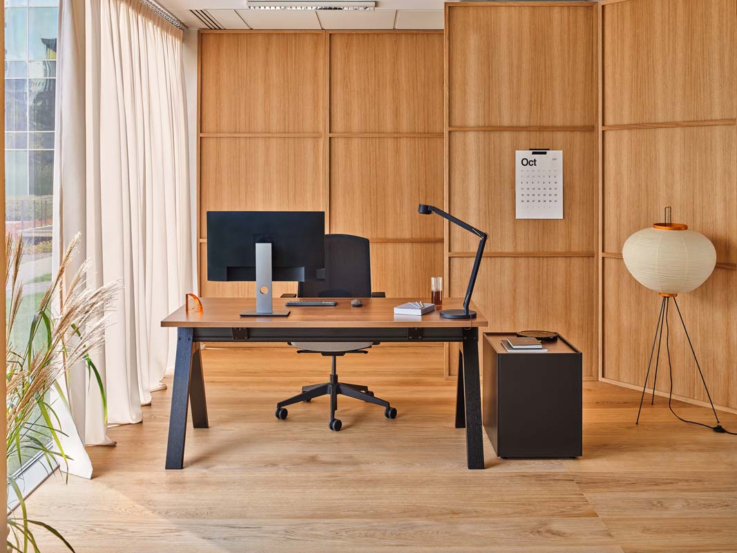 Viga V20M - Schreibtisch in Dunkle Walnuss präsentiert im Onlineshop von KAQTU Design AG. Schreibtisch ist von Mdd