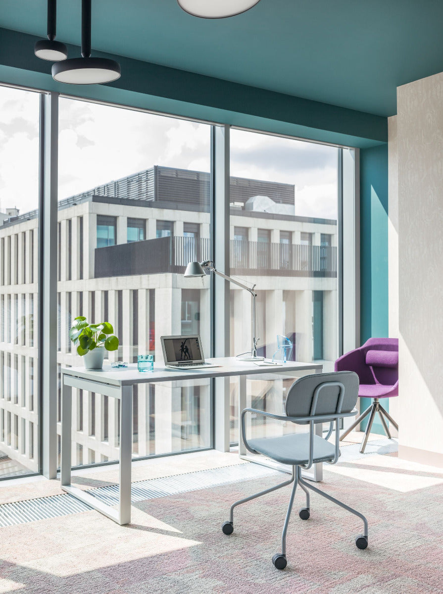 Ogi Q BOQ12E2 - Schreibtisch in Honigeiche präsentiert im Onlineshop von KAQTU Design AG. Schreibtisch ist von Mdd