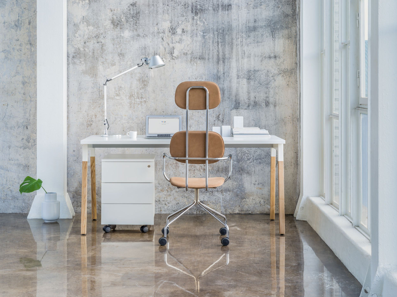 Ogi W BOW12 - Schreibtisch in Honigeiche präsentiert im Onlineshop von KAQTU Design AG. Schreibtisch ist von Mdd